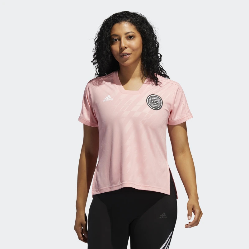BAJU TRAINING ADIDAS Wmns Badge It Up Tee
