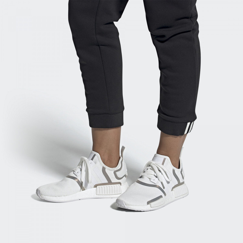 SEPATU SNEAKERS ADIDAS Wmns NMD_R1