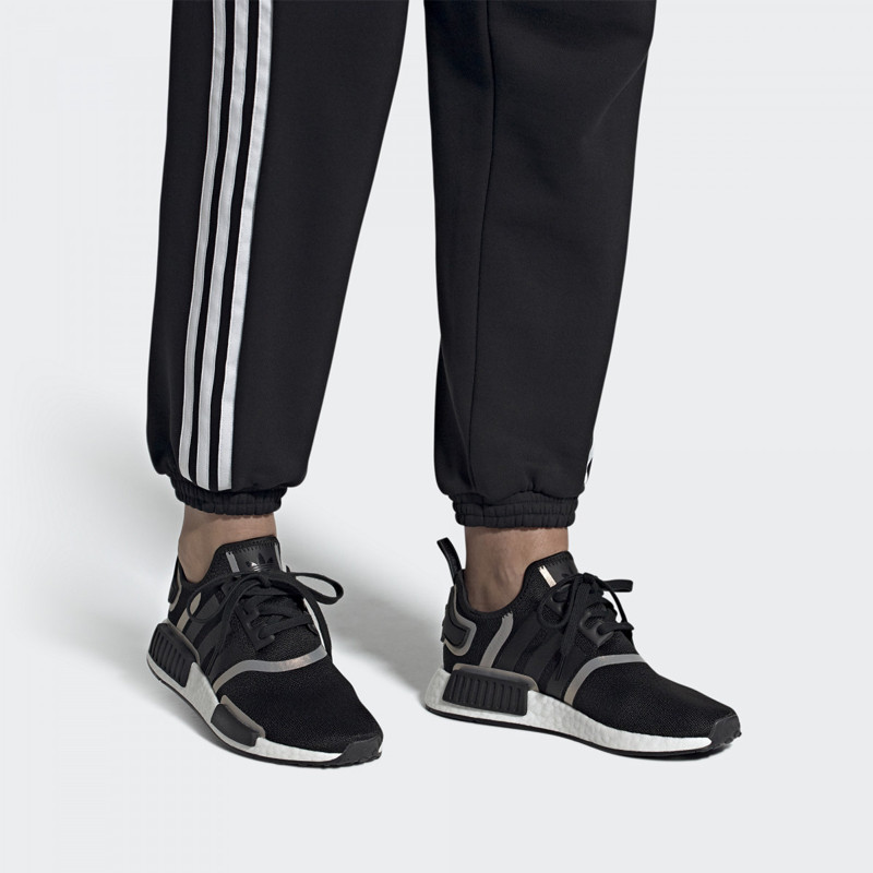 SEPATU SNEAKERS ADIDAS Wmns Nmd_r1