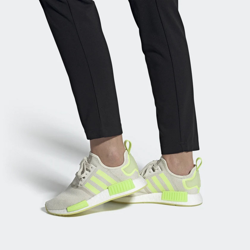 SEPATU SNEAKERS ADIDAS Wmns NMD_R1