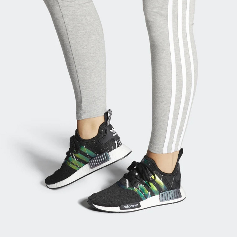 SEPATU SNEAKERS ADIDAS Wmns NMD_R1