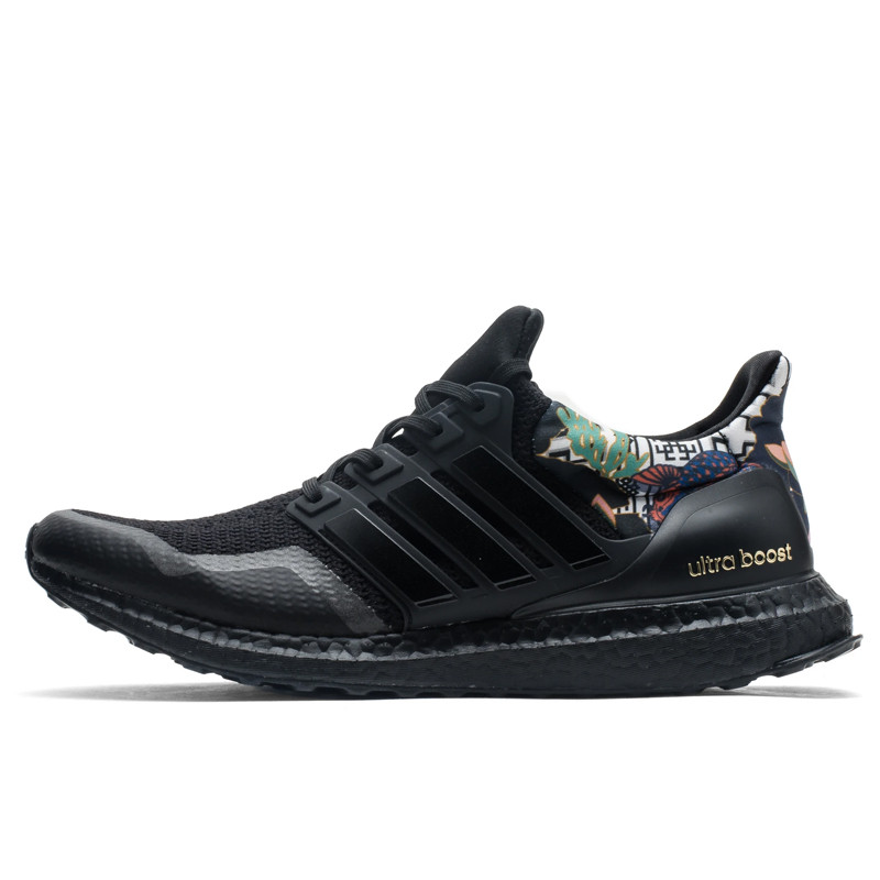 SEPATU LARI ADIDAS Ultraboost DNA CNY