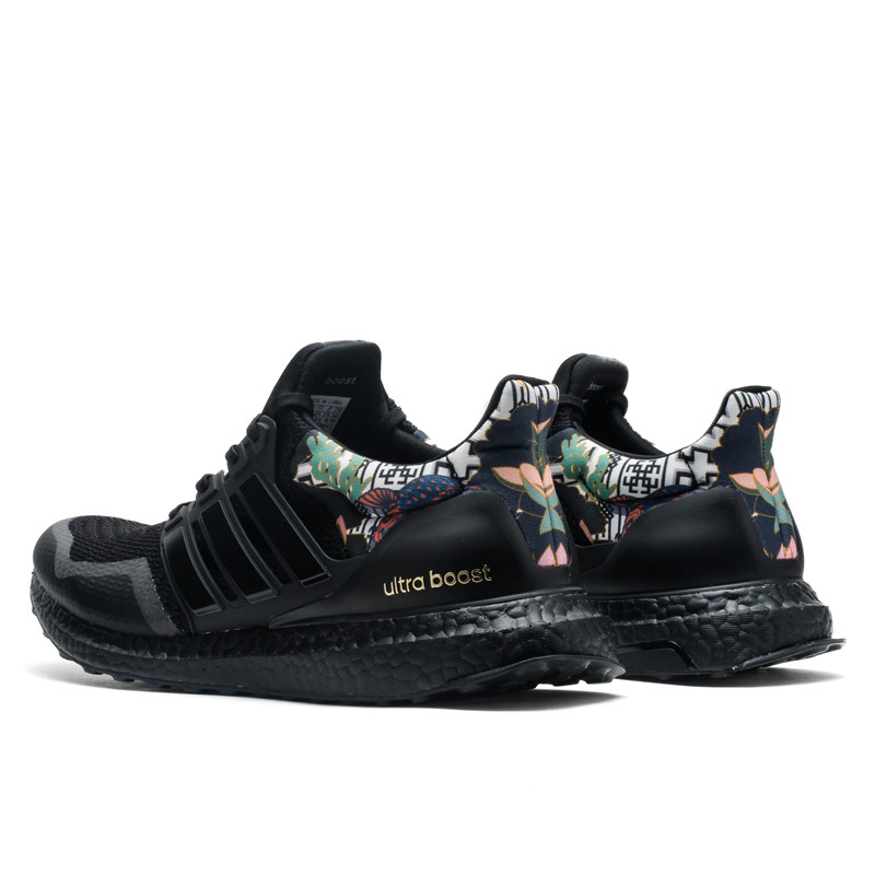 SEPATU LARI ADIDAS Ultraboost DNA CNY