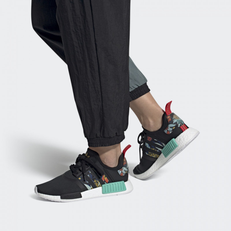 SEPATU SNEAKERS ADIDAS Wmns NMD_R1