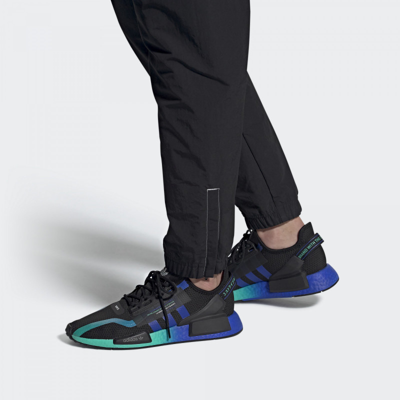 SEPATU SNEAKERS ADIDAS NMD_R1 V2