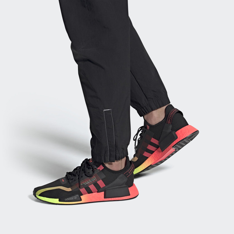 SEPATU SNEAKERS ADIDAS NMD_R1 V2
