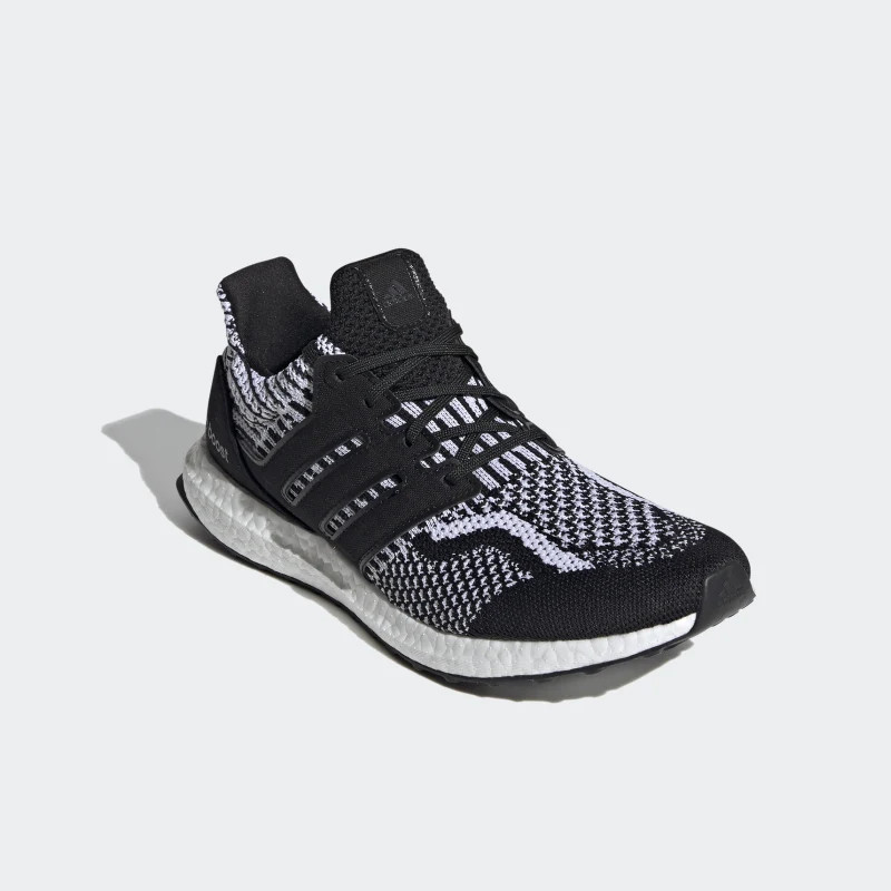 SEPATU LARI ADIDAS ULTRABOOST 5.0 DNA