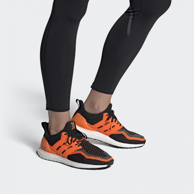SEPATU LARI ADIDAS Ultraboost Dna X Juventus