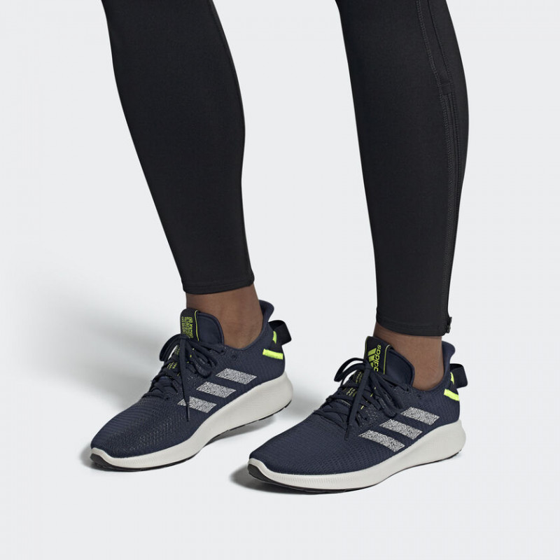 SEPATU LARI ADIDAS Sensebounce Plus Street