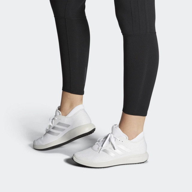 SEPATU LARI ADIDAS Wmns Edge Flex 