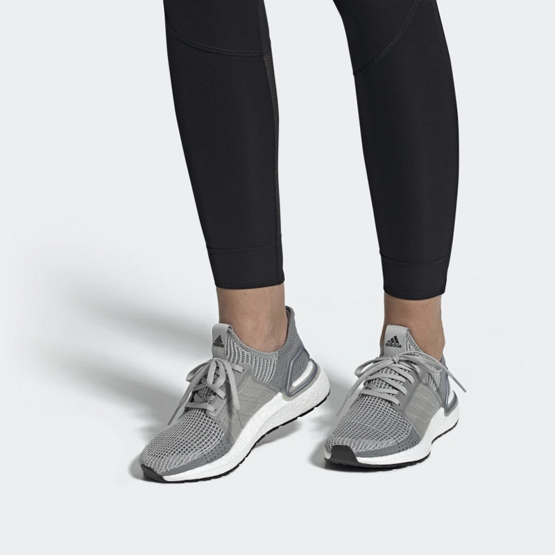 SEPATU LARI ADIDAS Ultraboost 19