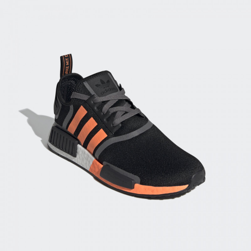 SEPATU SNEAKERS ADIDAS NMD_R1