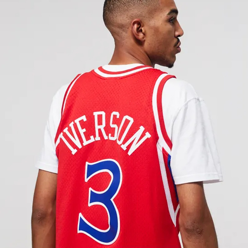 BAJU BASKET MITCHELL N NESS Allen Iverson Philadelphia 76ers Road 1996-97 Swingman Jersey