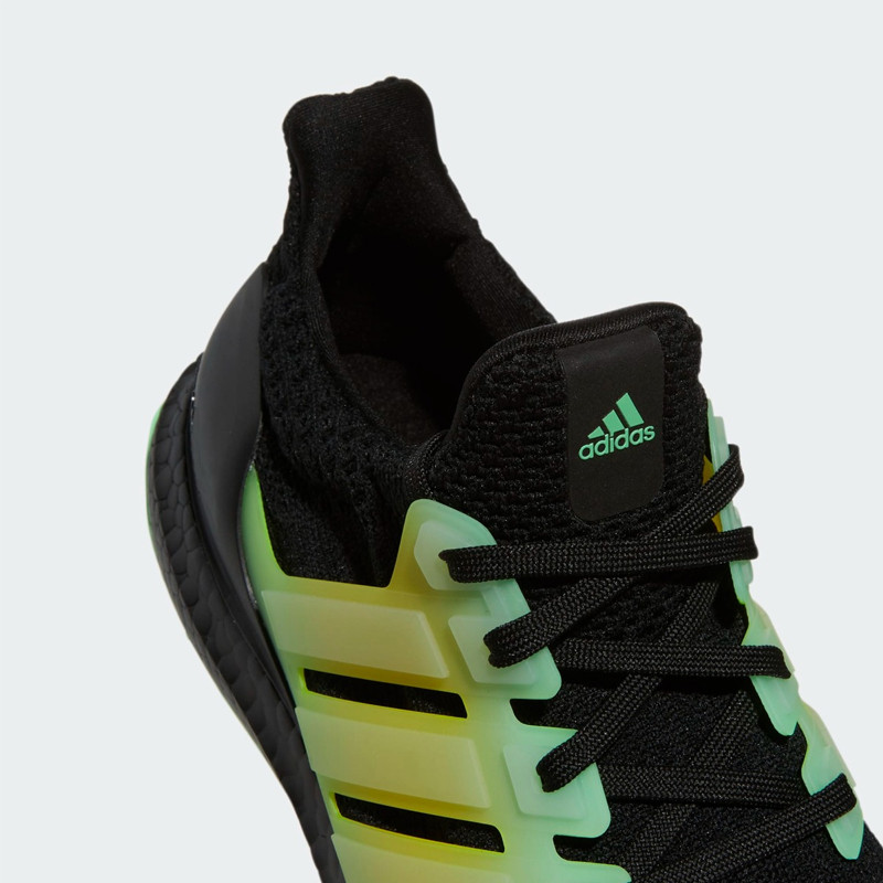 SEPATU LARI ADIDAS ULTRABOOST 5.0 DNA