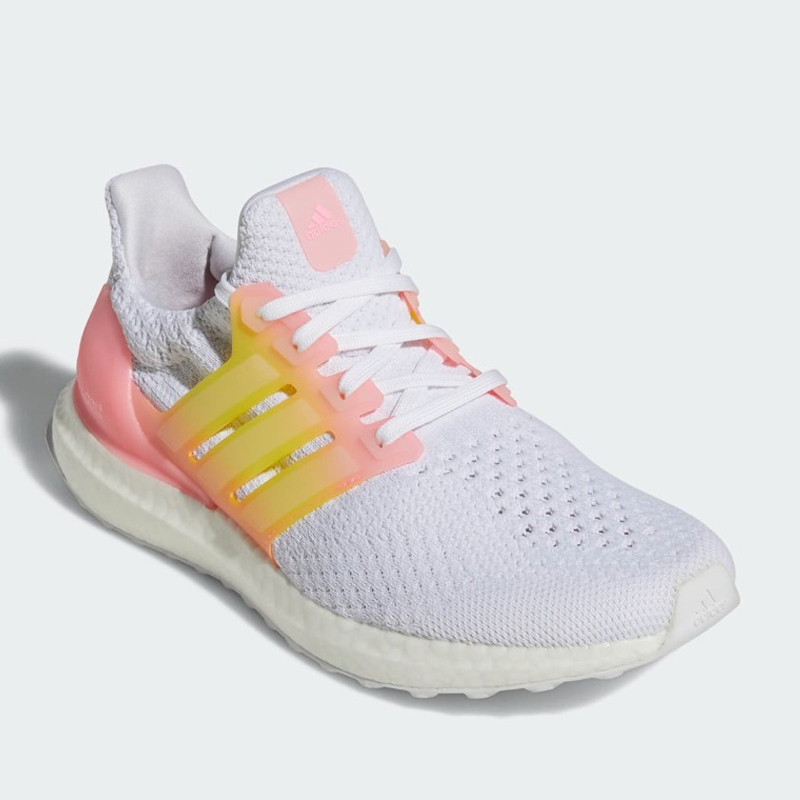 SEPATU LARI ADIDAS Wmns Ultraboost 5.0 DNA