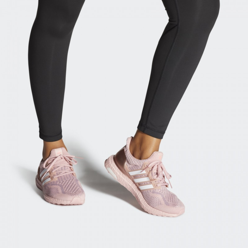 SEPATU LARI ADIDAS Wmns ULTRABOOST 5.0 DNA