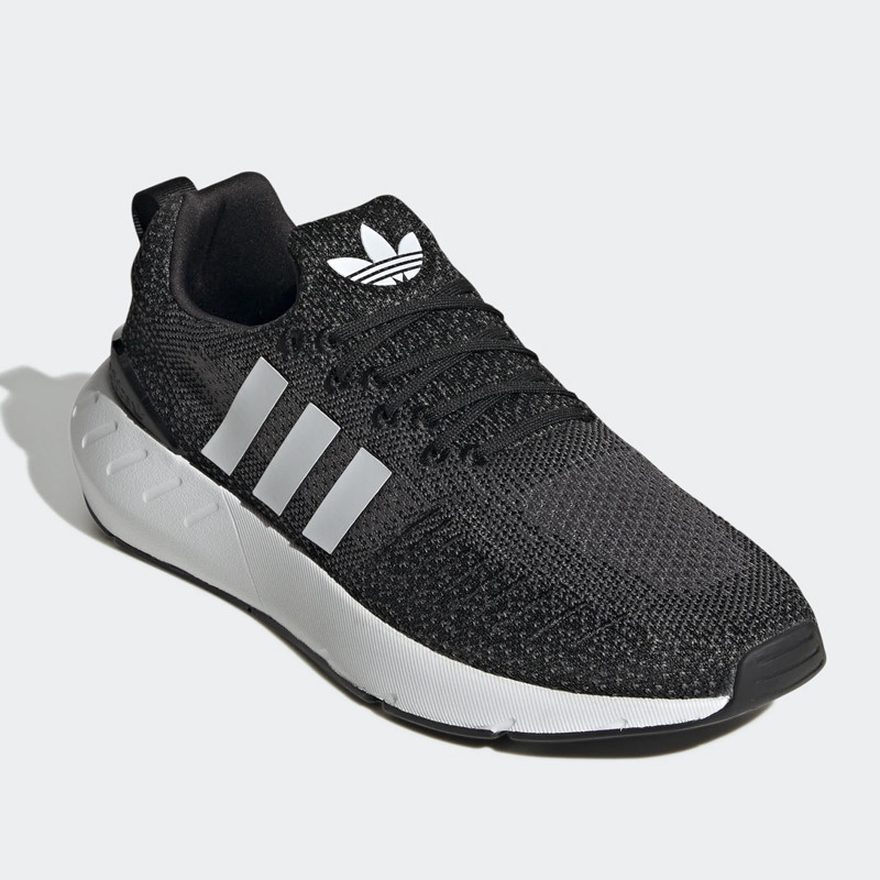 SEPATU SNEAKERS ADIDAS SWIFT RUN 22