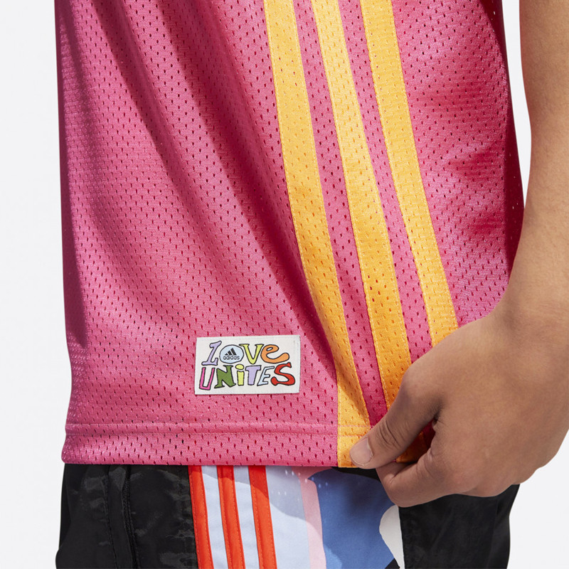 BAJU BASKET ADIDAS Pride Badge of Sport Jersey
