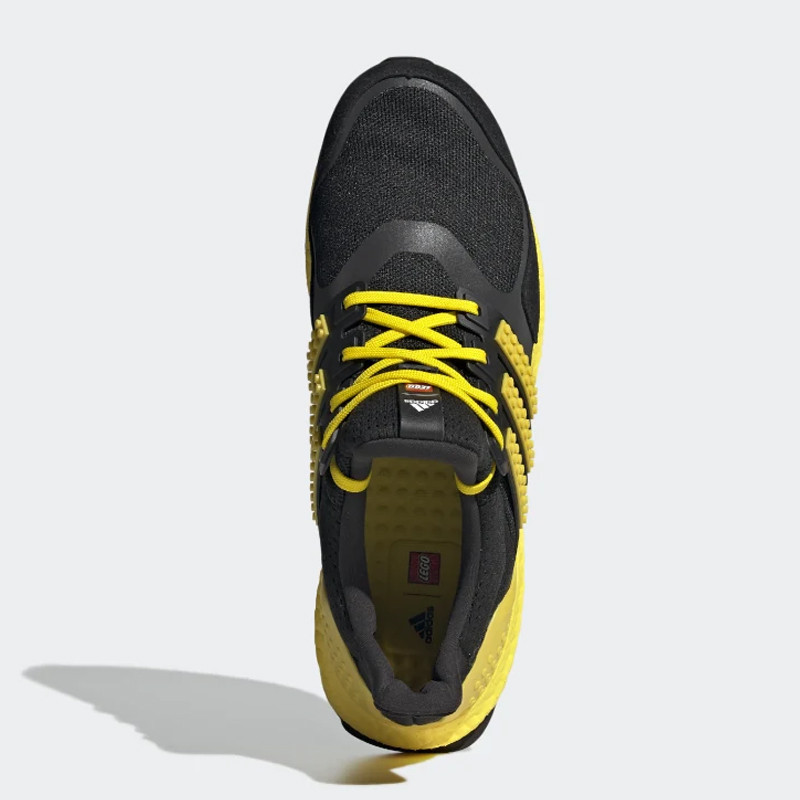 SEPATU LARI ADIDAS ULTRABOOST DNA X LEGO COLORS
