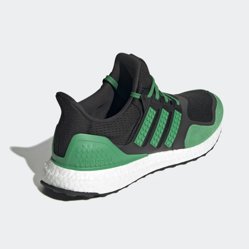 SEPATU LARI ADIDAS ULTRABOOST DNA X LEGO COLORS