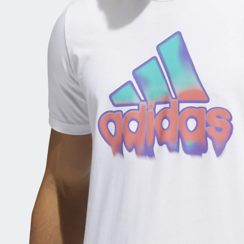 SUMMER HEAT BADGE OF SPORT GRAPHIC TEE foto 4