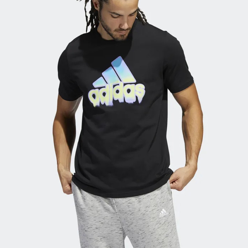SUMMER HEAT BADGE OF SPORT GRAPHIC TEE foto 2