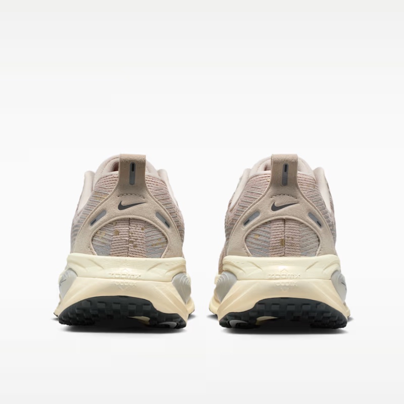 SEPATU LARI NIKE Wmns VOMERO 18 SE