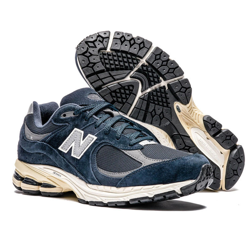 SEPATU SNEAKERS NEW BALANCE 2002R