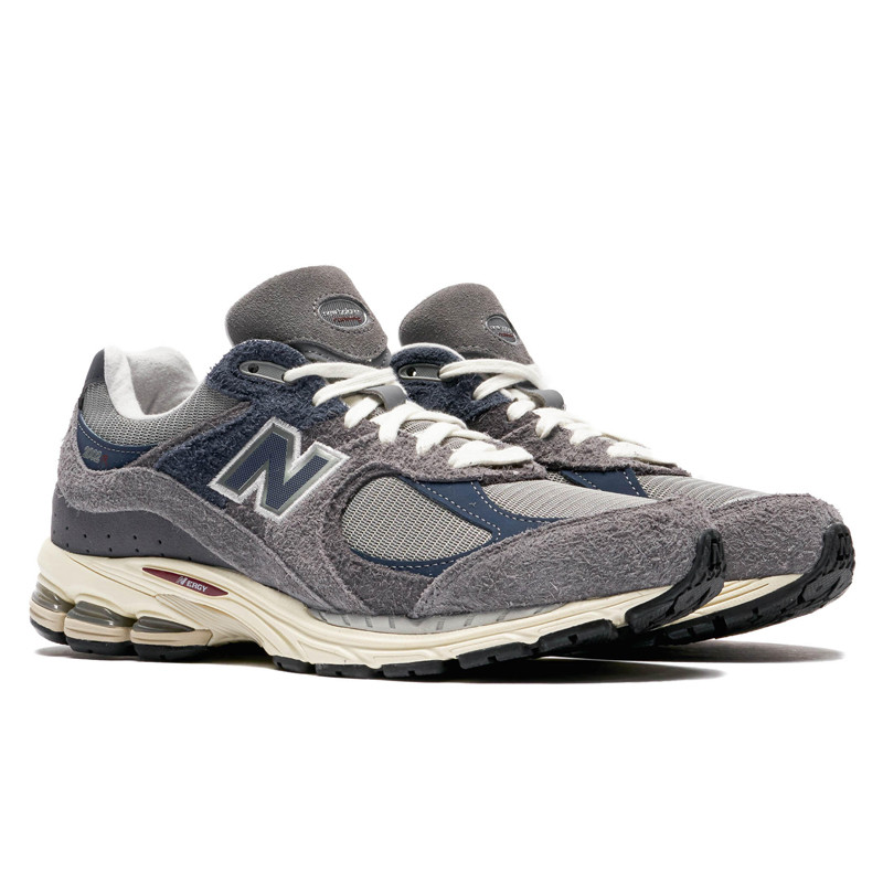 SEPATU SNEAKERS NEW BALANCE 2002R