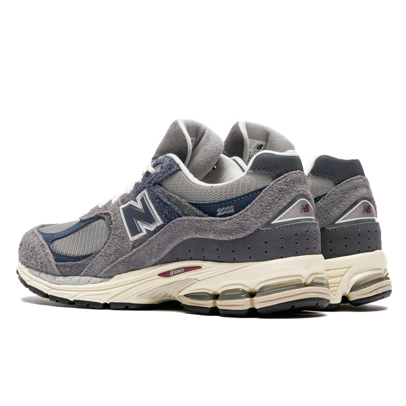 SEPATU SNEAKERS NEW BALANCE 2002R