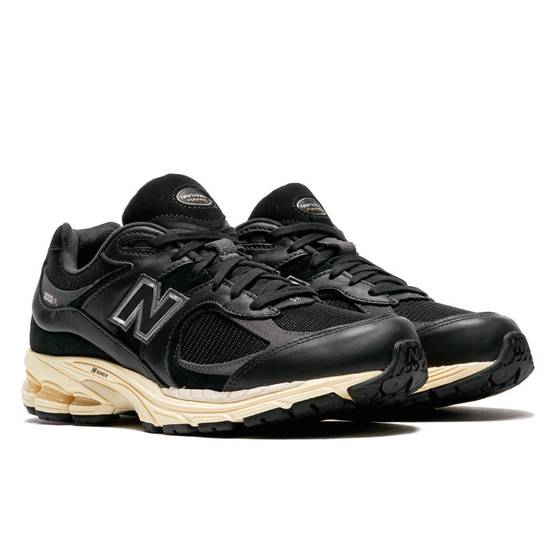 SEPATU SNEAKERS NEW BALANCE 2002R