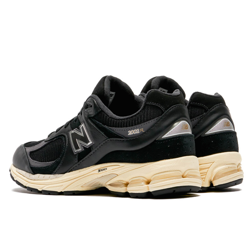 SEPATU SNEAKERS NEW BALANCE 2002R