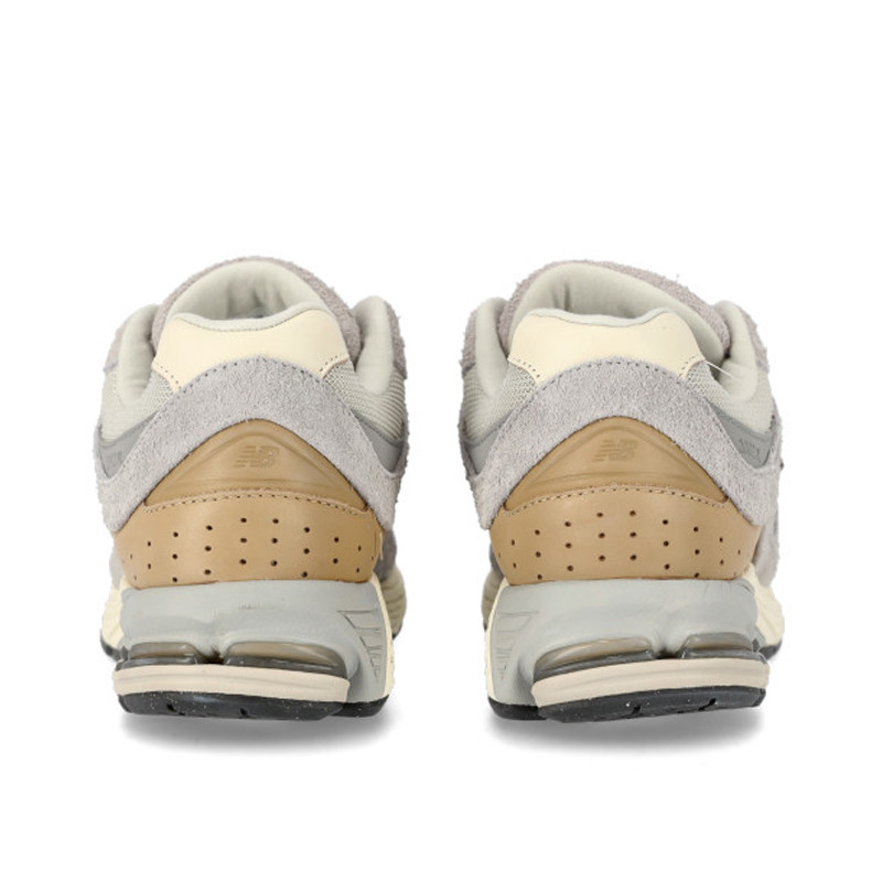 SEPATU SNEAKERS NEW BALANCE 2002R