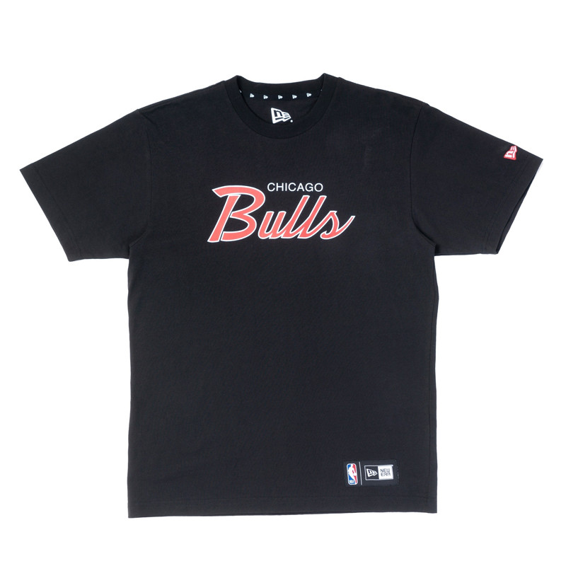 BAJU SNEAKERS NEW ERA NBA Scripts Chicago Bulls Tee