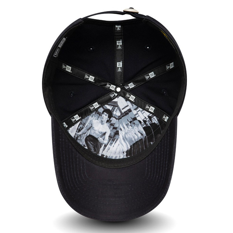 AKSESORIS SNEAKERS NEW ERA Bruce Lee Leading Hand 9forty K Frame Cap