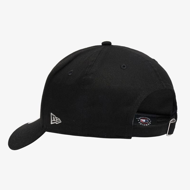 TOPI SNEAKERS NEW ERA 9Forty New York Yankees Silver Outline Black Trucker