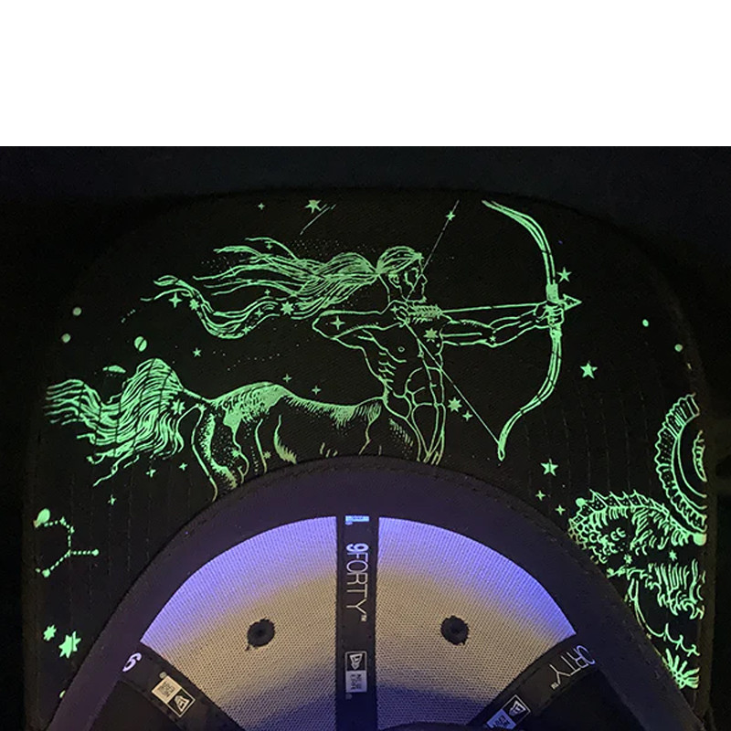 TOPI SNEAKERS NEW ERA Zodiac SAGITTARIUS Glow In The Dark 9forty Cap