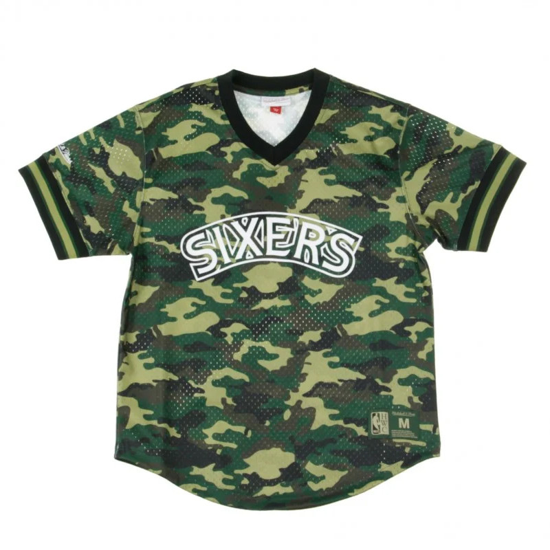 BAJU BASKET MITCHELL N NESS Philadelphia 76ers Camo Mesh V-Neck Tee