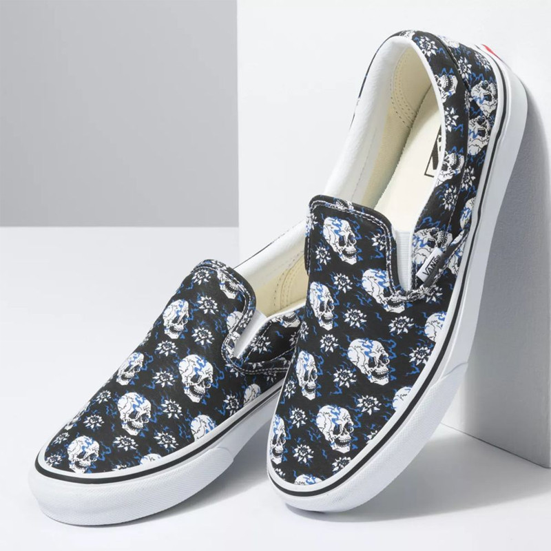 Jual SEPATU SNEAKERS Pria VANS UA Classic Slip-On Flash Skulls