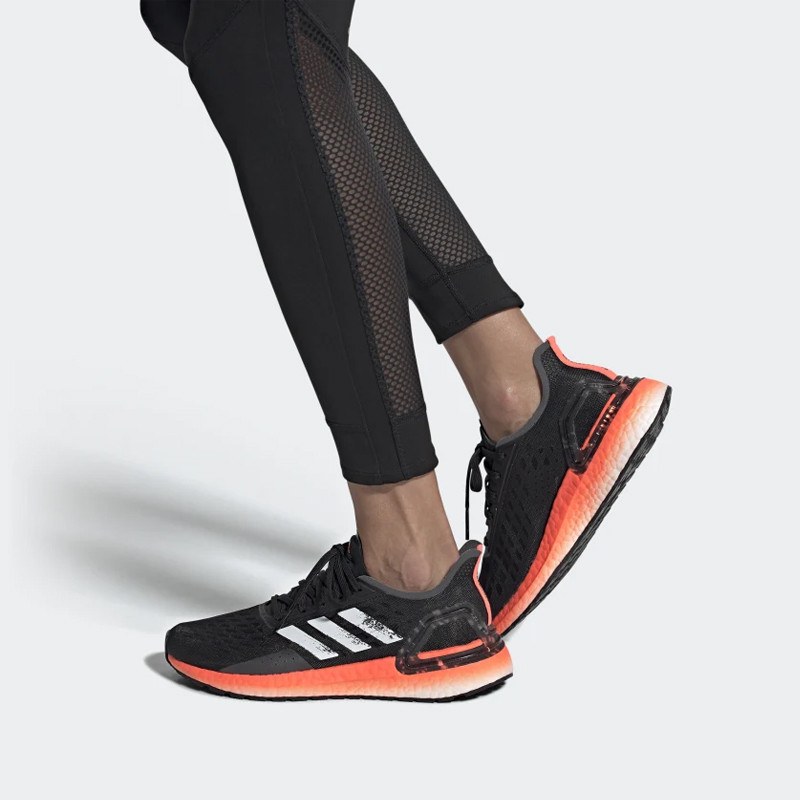 SEPATU LARI ADIDAS Wmns Ultraboost PB