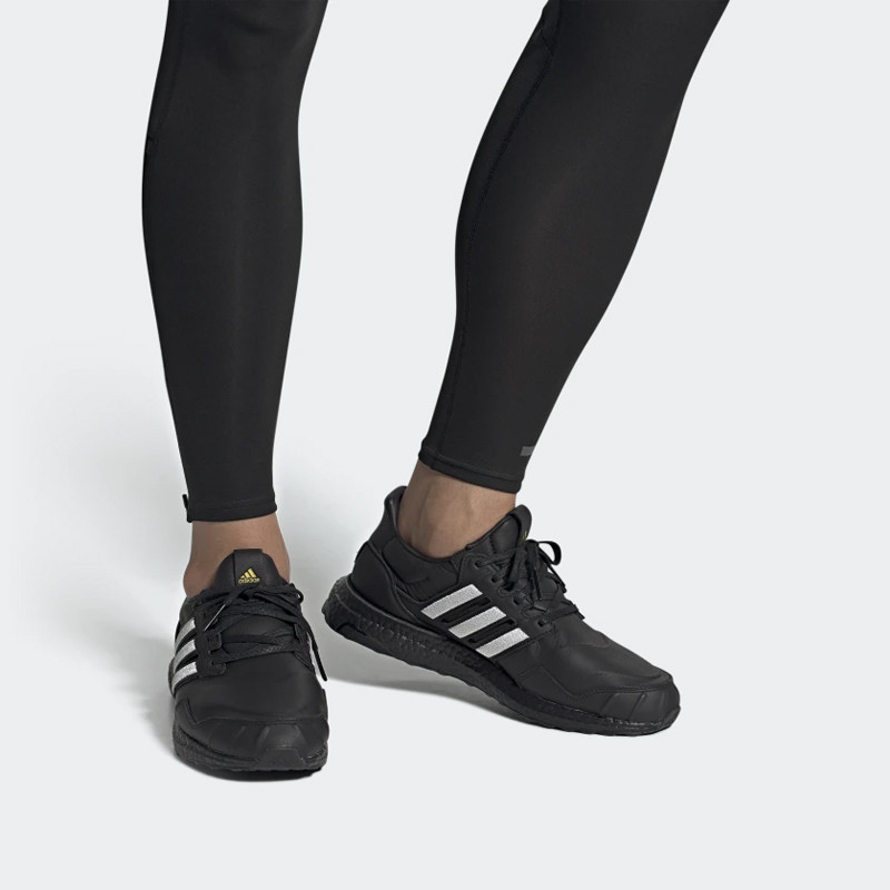 SEPATU LARI ADIDAS Ultraboost DNA