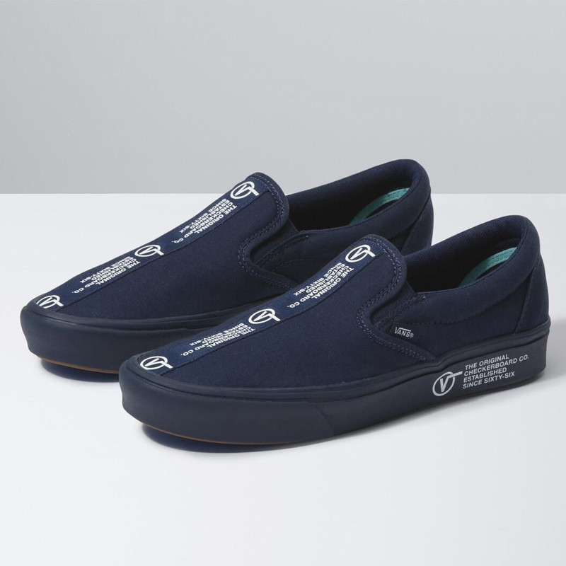 SEPATU SNEAKERS VANS Comfycush Slip-On Distort